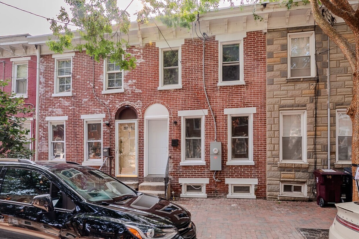 Foto principal - 3 Bedroom Townhouse