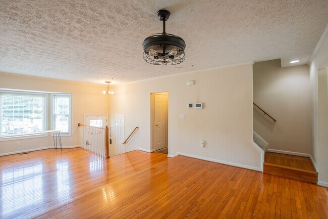 Foto del edificio - Lovely 3 BR/2.5 BA Townhome in Clinton!