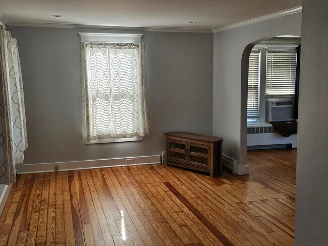 Building Photo - 313 1st St