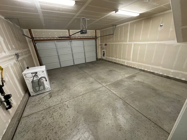 Building Photo - Spacious newer 4 Bedroom 2.5 Bath Rosevill...