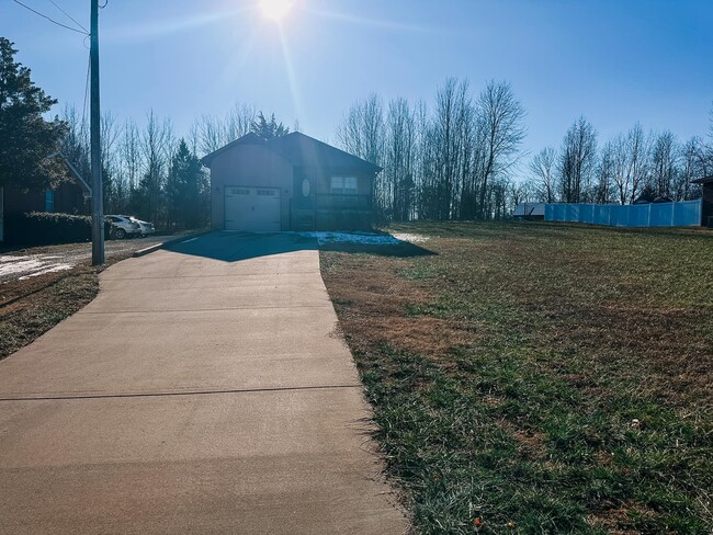 Building Photo - 7135 Hwy 41 A