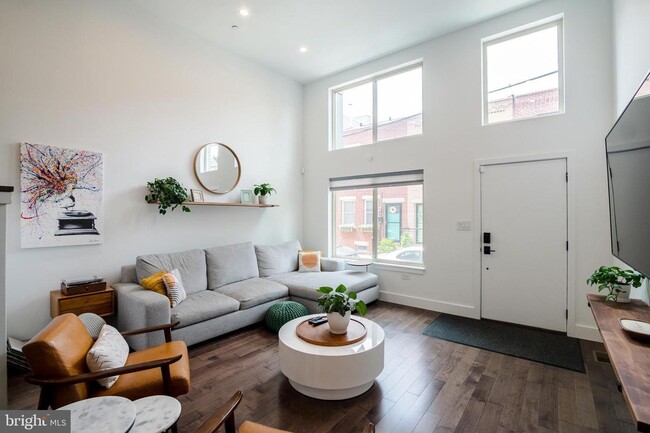 Building Photo - HUGE BRIGHT HOME 3 bed 2 full 2 half PRIVA...
