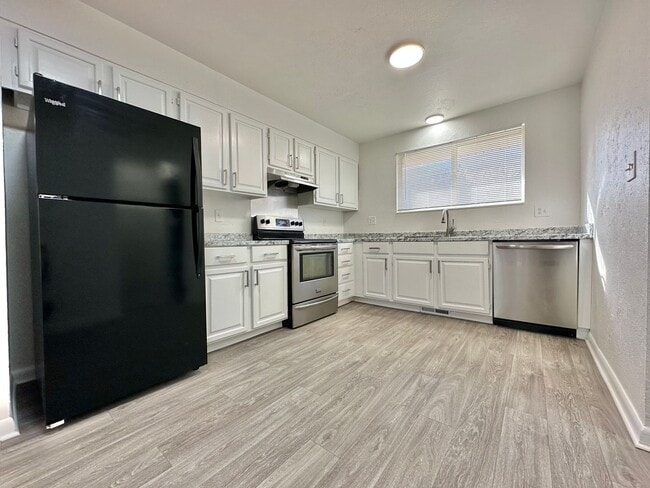 Foto del edificio - Bright and Spacious Duplex Style Home with HUGE Fenced in Backyard!!!