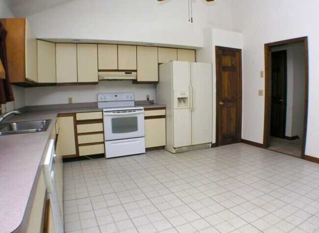 Building Photo - Corner lot 3 Bedroom/2.5 Bath raised ranch...