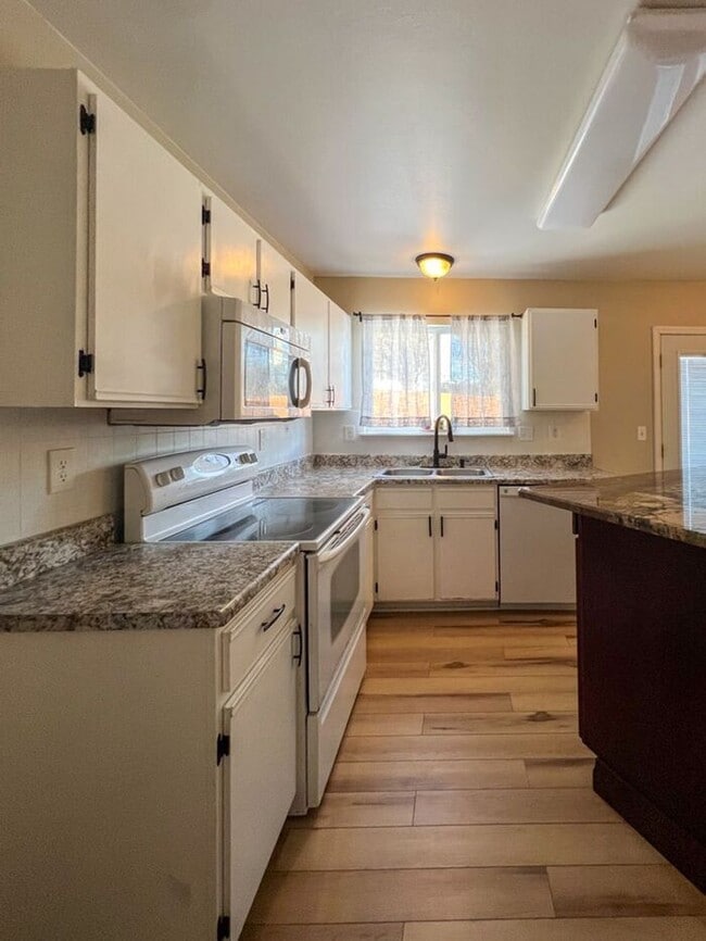 Building Photo - Cozy 3-Bedroom, 4-Bathroom Home in Saint L...