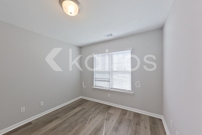 Building Photo - 108 Lord Effingham Wy