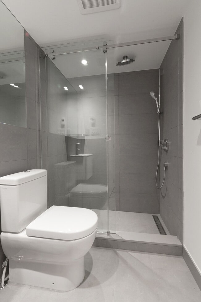 Photo du bâtiment - 4580 Chemin Queen Mary