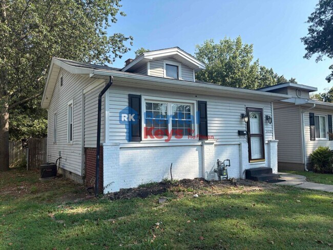 Building Photo - Two Bedroom House | Detached Garage
