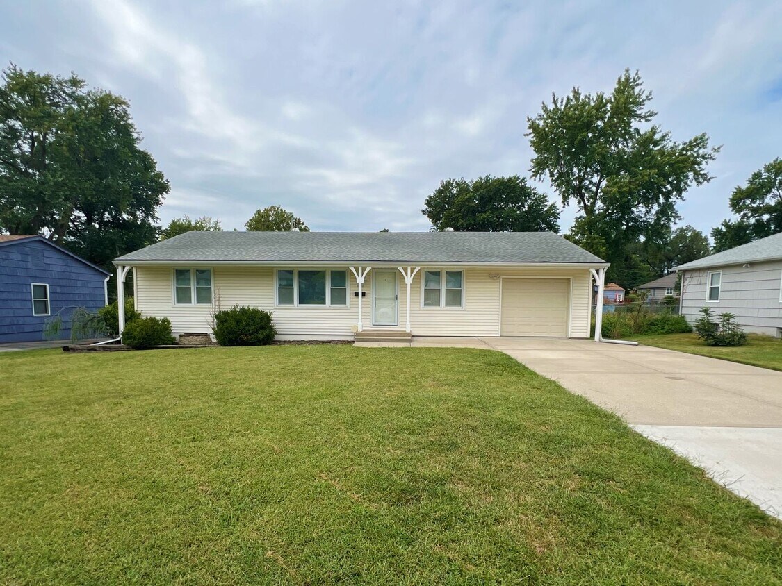 Foto principal - SEE IT NOW: Charming 4-Bedroom Home in the...
