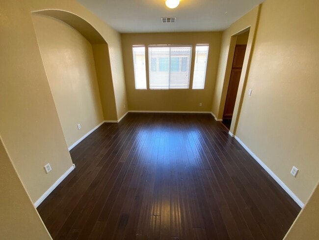 Building Photo - Beautiful 3 bed/2 bath home located in the...