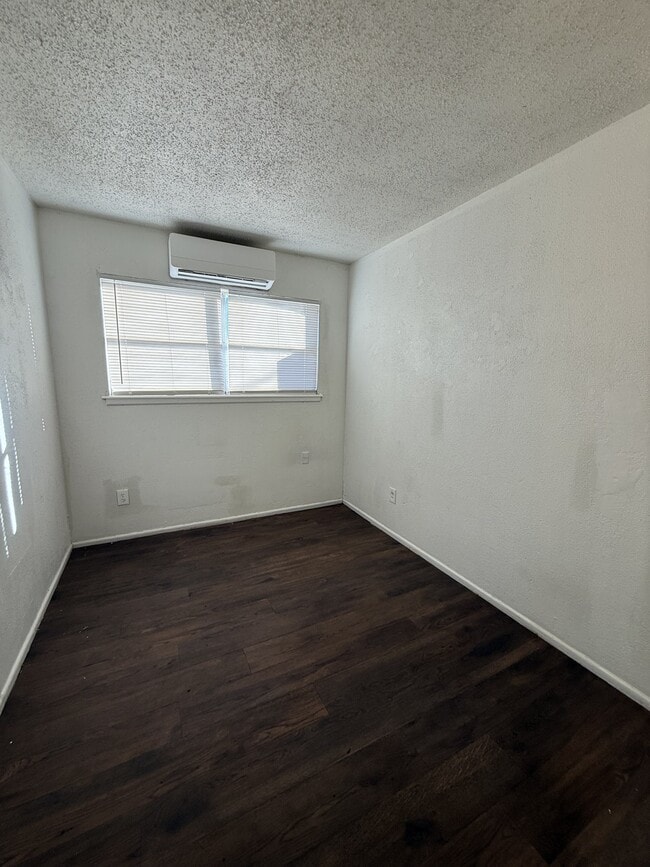 Foto del edificio - 824 Vanda Ave