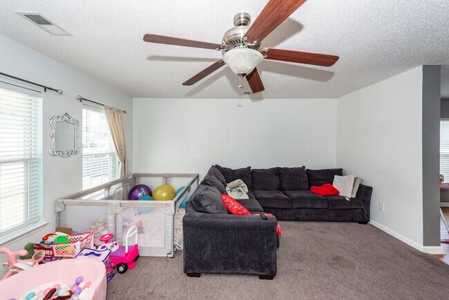 Building Photo - 5 Bedroom 3 Bath Home in Moss Grove Planta...