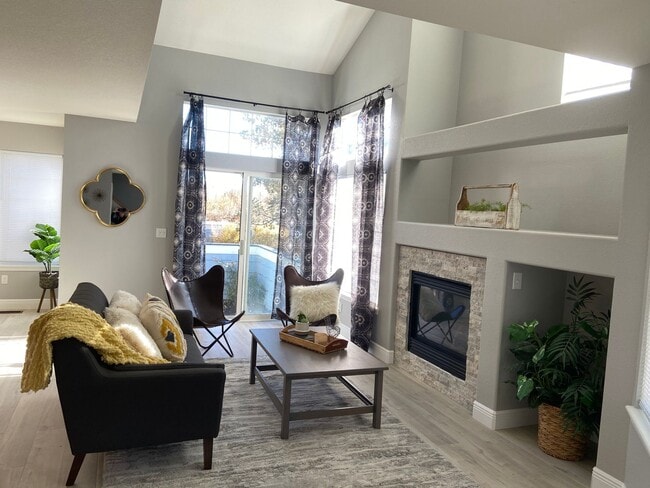 Building Photo - Red Mountain Three Story Townhome
