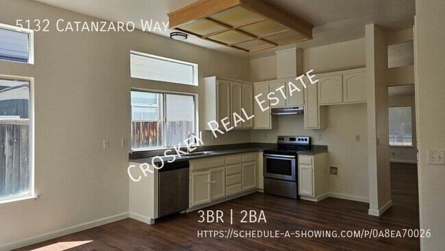 Building Photo - Move in ready! Spacious floor plan, close ...