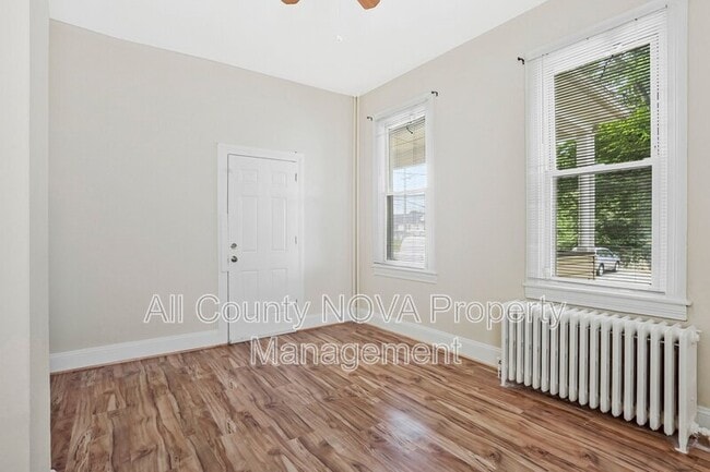 Building Photo - 305 9th St