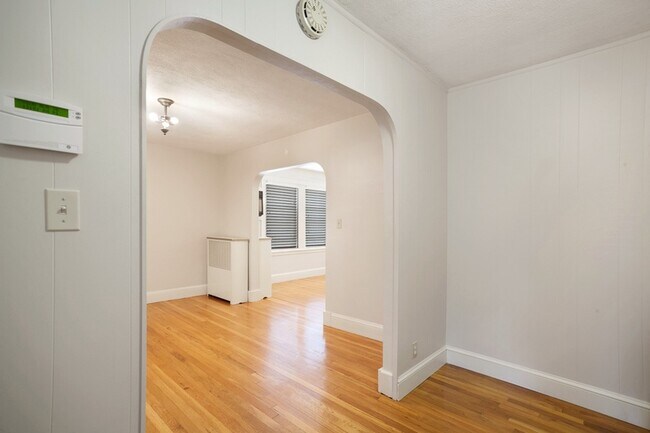 Entry foyer looking into livingroom - 62 3rd St
