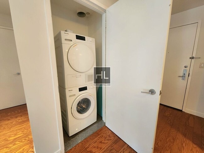 Building Photo - 2BR 2BA w/ Curvy Balcony, In-Unit Laundry, Gym, Roof Deck In Boutique Low-Rise Doorman Building