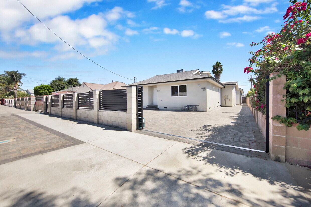Foto principal - 6712 1/2 St Clair Ave