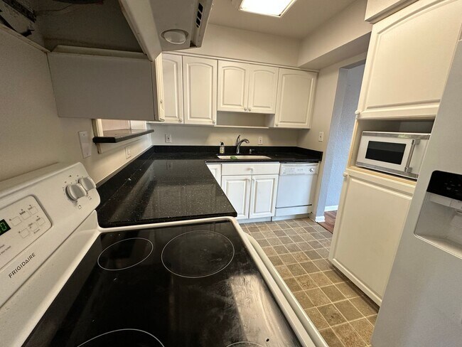 Foto del edificio - Very Clean 3 Bedroom 1 Bath Home With Cent...