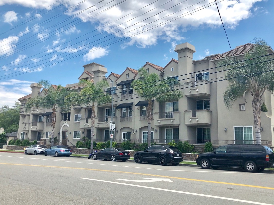 10740 Moorpark St, Los Angeles, CA 91602 Condo for Rent in Los