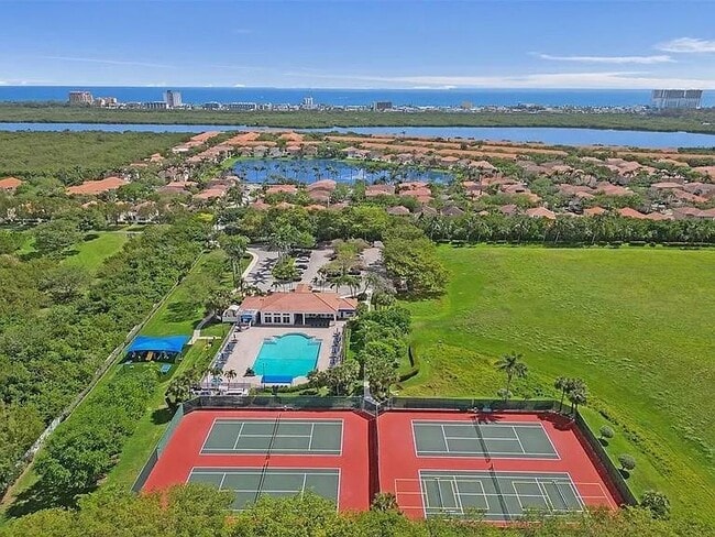 Foto del edificio - 1055 Yellow Birch Ter