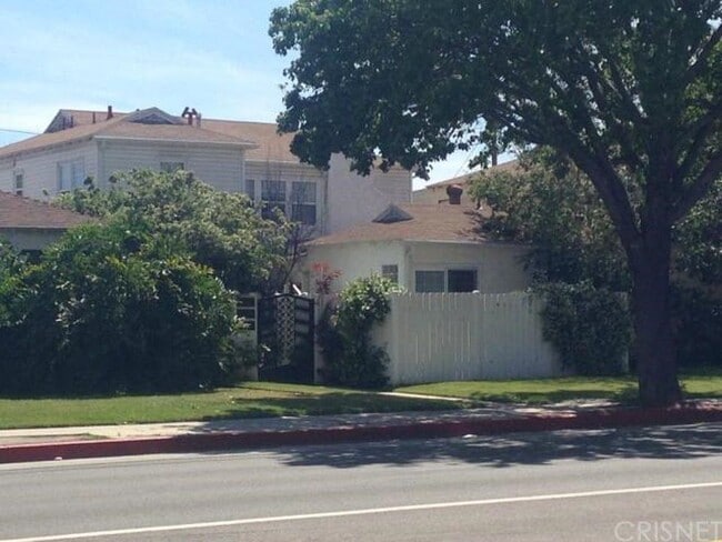Building Photo - 12710 Oxnard St