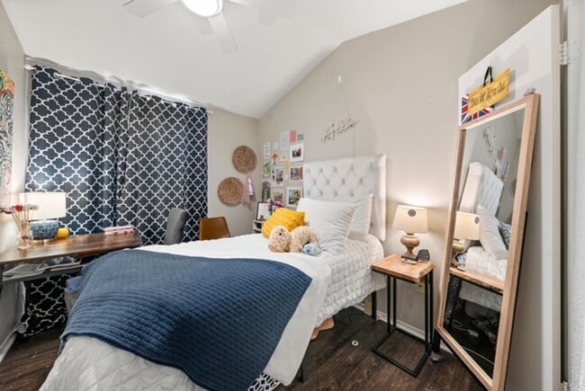 Building Photo - Tastefully Renovated 3/2.5 Condo Steps fro...