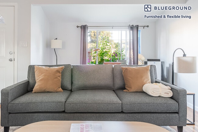 Building Photo - 253 Center St