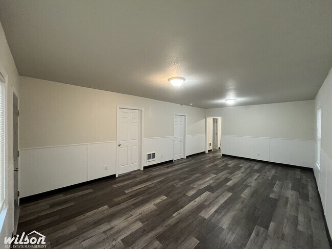 Foto del edificio - Updated Bungalow with 4 Bedrooms and 2 Ful...