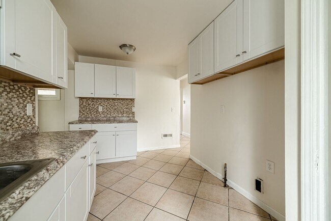 Foto del edificio - $1,500 -Renovated 4 Bed 2 Bath Near Dearbo...