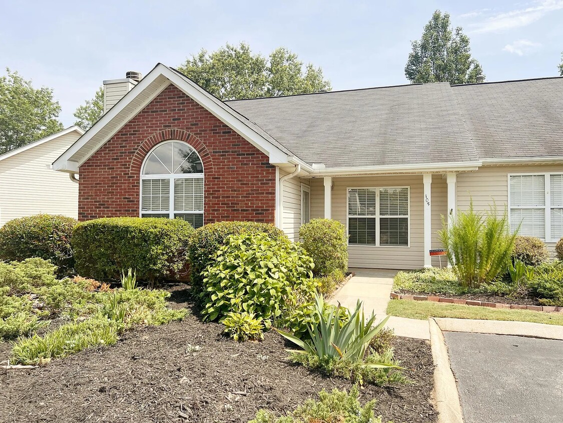 Primary Photo - 105 Woodglen Dr