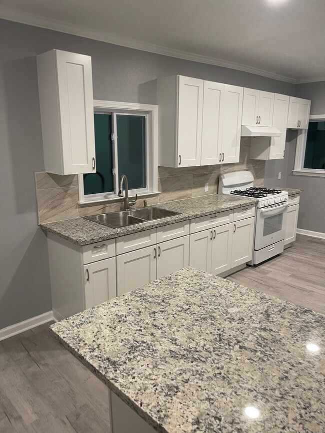 Building Photo - 3 bedrooms 2 baths - Only $1500 Per Month