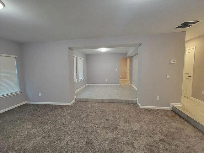 Building Photo - 2015 Oak Park Ln