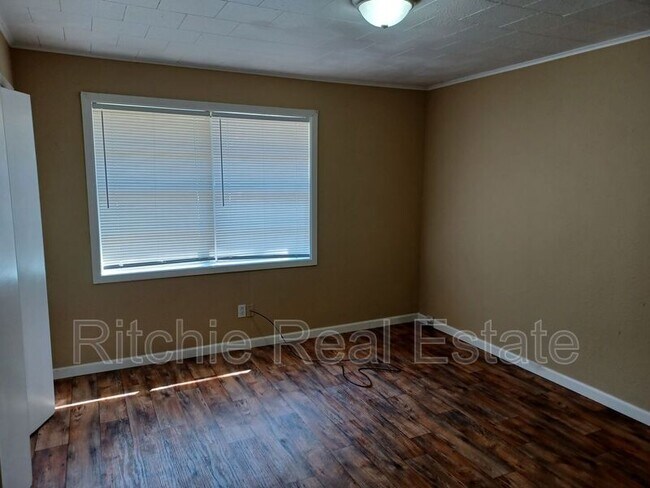 Building Photo - 427 Forest Ave