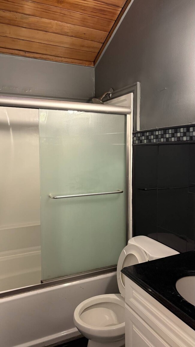 Foto del edificio - 28 McGaw Ave