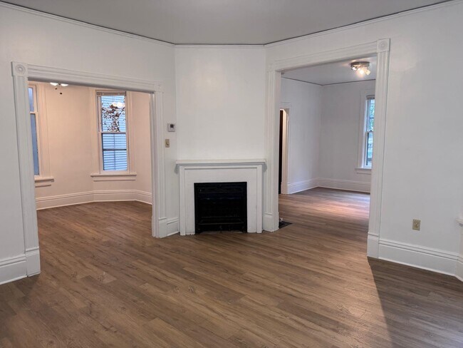 Foto del edificio - 2577 N Frederick Ave
