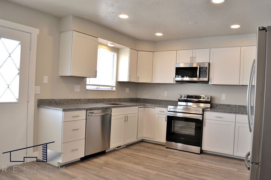 Updated Centerville 3 Bedroom 2 Bathroom! Townhouse for Rent in