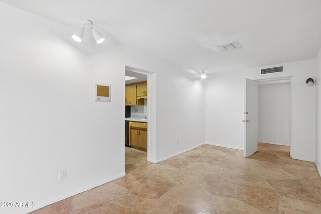 Building Photo - 1014 E Balboa Cir