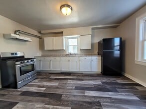 Building Photo - 816 School Pl