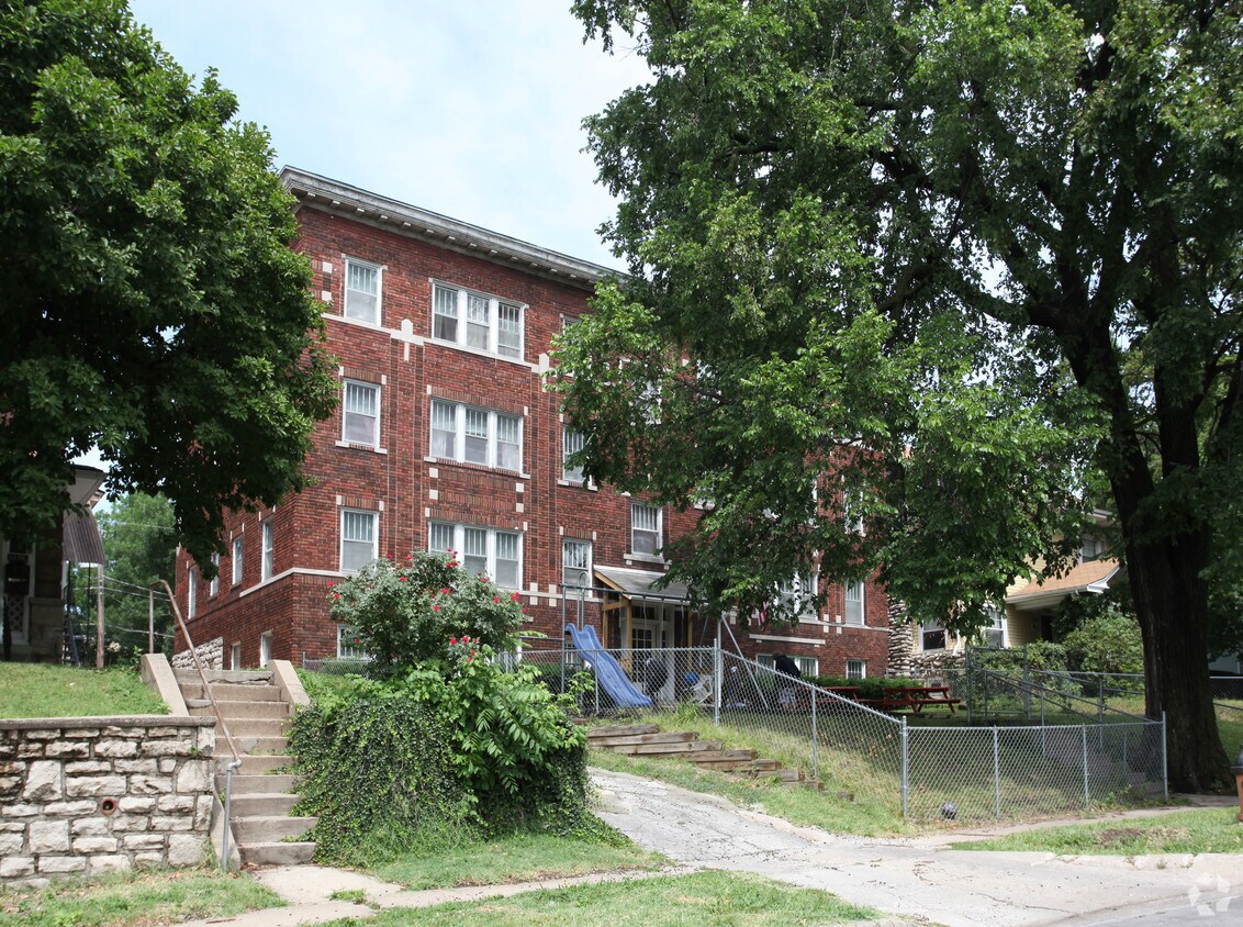 Building Photo - 122 Spruce Ave