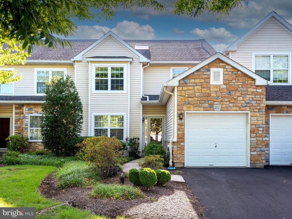 Primary Photo - 211 Canterbury Ct