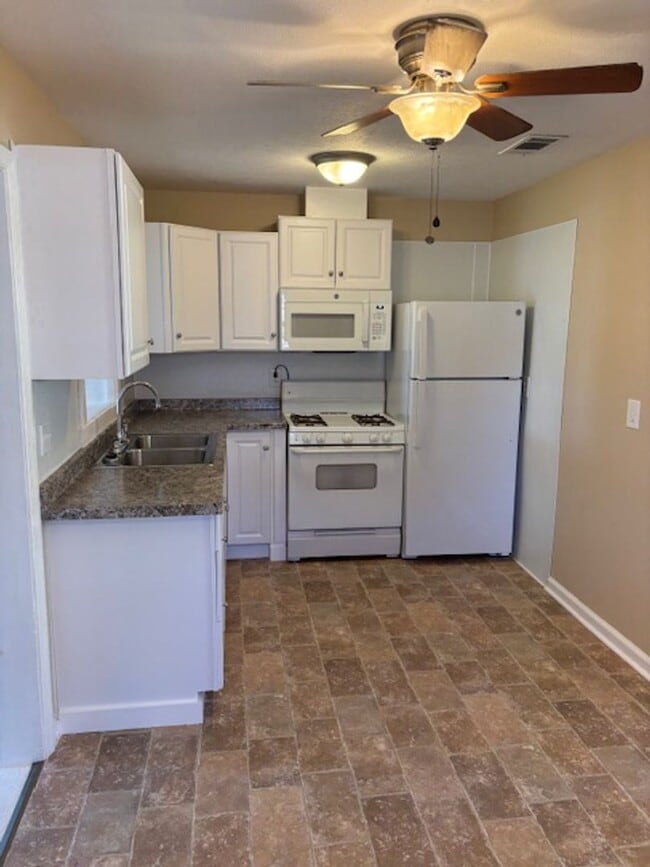 Foto del edificio - Charming Home You’ll Love Coming Home To.