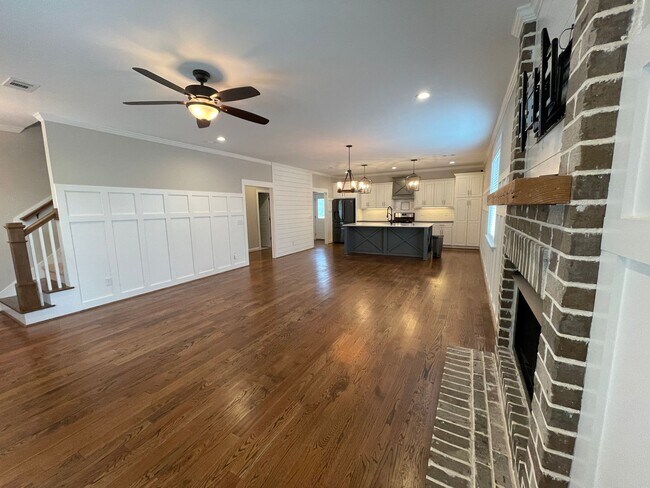 Foto del edificio - Amazing 5 Bedroom Craftsman-Style Home in Martinez!