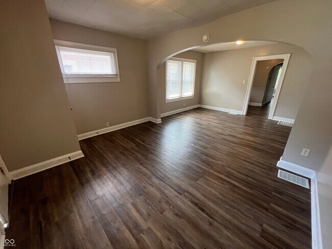 Building Photo - 894 N Gladstone Ave
