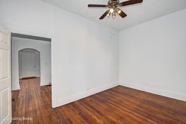 Building Photo - 827 Swan St