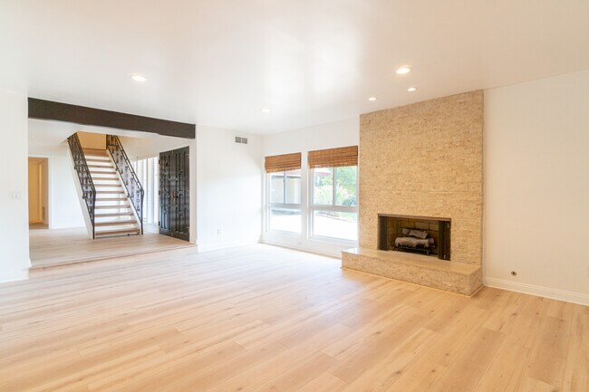 Formal Living Room - 4220 Towhee Dr