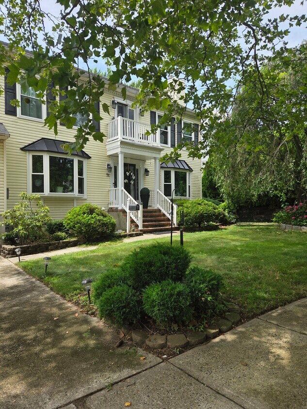 Beautiful, quiet neighborhood - 91 Grand Ave