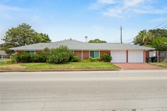 Building Photo - 2824 Palm Cir E