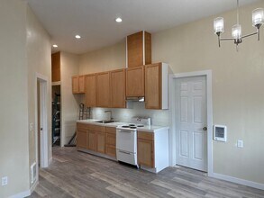 Building Photo - 902 S 29th Ave