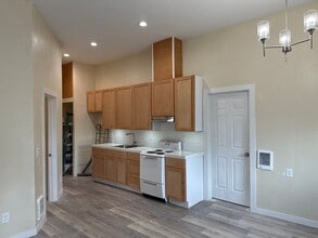 Building Photo - 902 S 29th Ave